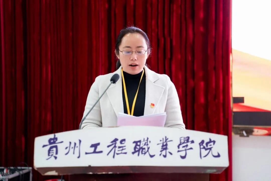 中共mk体育(中国)官方网站委员会第七期入党积极分子和发展对象集中培训开班仪式(图3) 中共mk体育(中国)官方网站委员会第七期入党积极分子和发展对象集中培训开班仪式(图3)