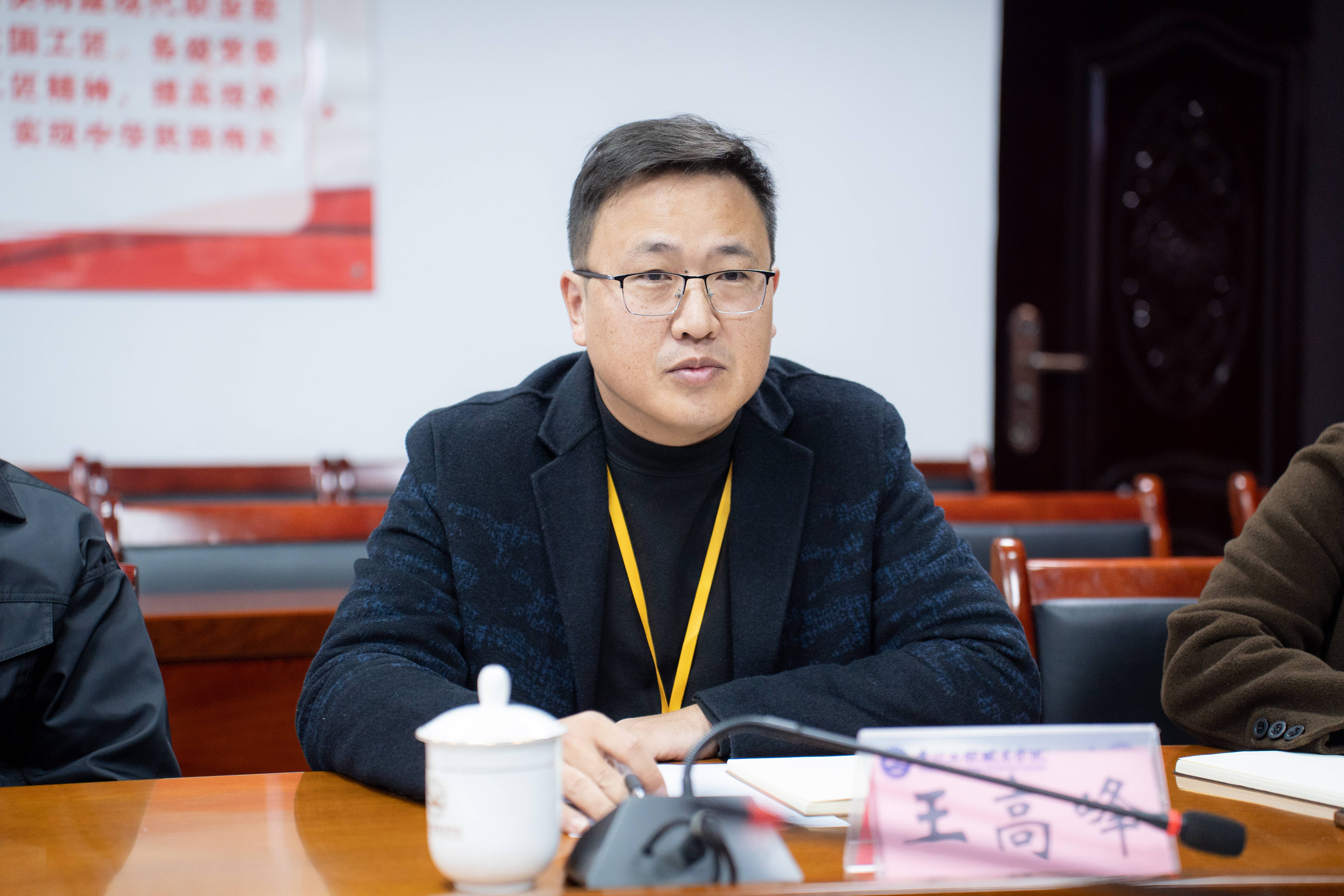 多元融合 共育英才丨我校举行外聘教师聘用仪式暨外聘教师座谈会(图2) 多元融合 共育英才丨我校举行外聘教师聘用仪式暨外聘教师座谈会(图2)