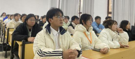弘扬宪法精神 普法护航青春——药学院团总支开展“12·4”国家宪法日系列活动 (图2) 弘扬宪法精神 普法护航青春——药学院团总支开展“12·4”国家宪法日系列活动 (图2)