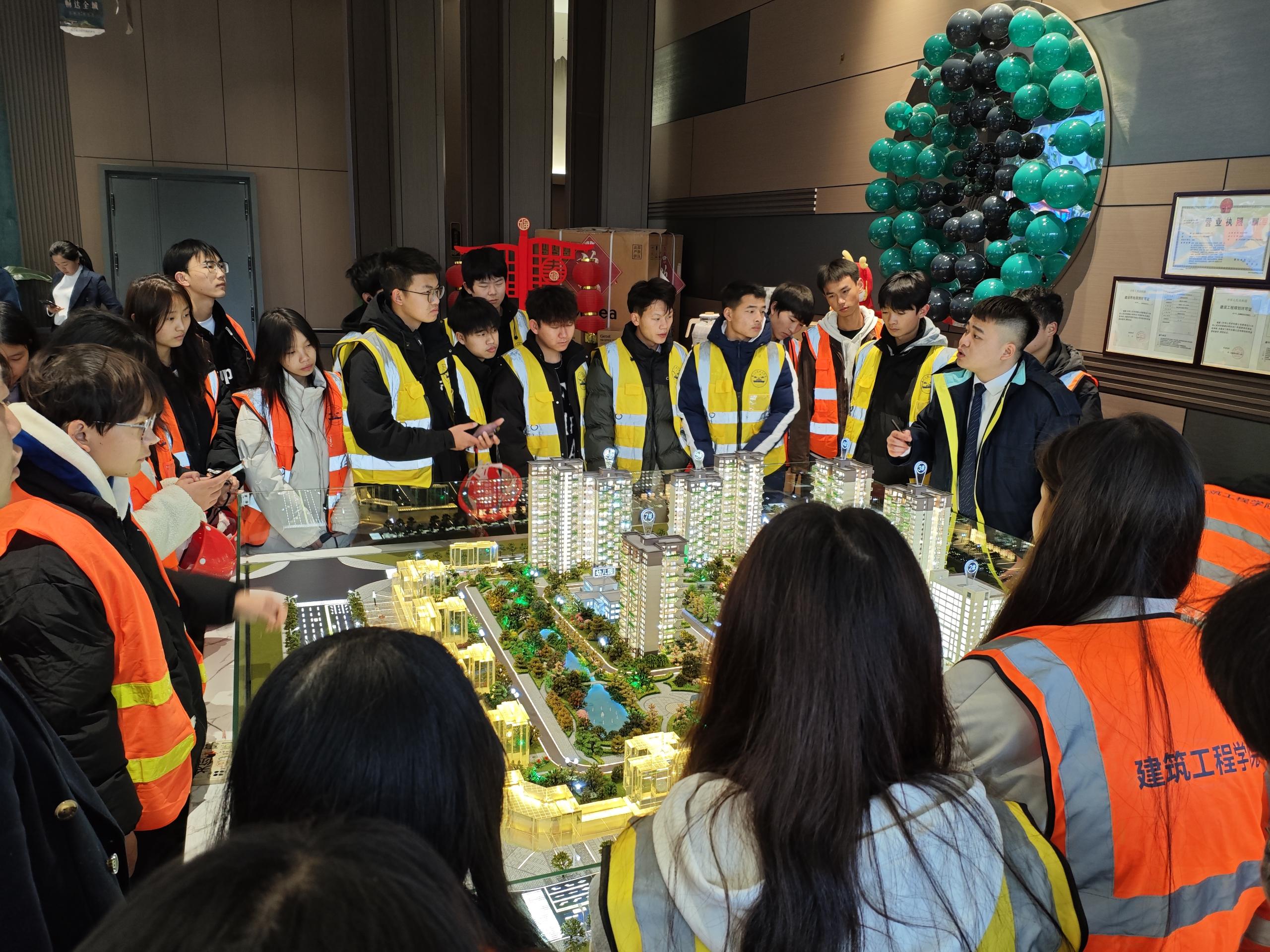 建筑工程学院 开展24级新生专业认识实习(图2) 建筑工程学院 开展24级新生专业认识实习(图2)