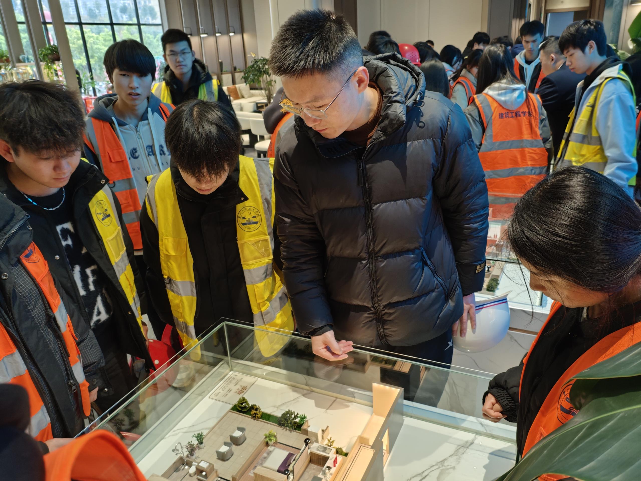 建筑工程学院 开展24级新生专业认识实习(图3) 建筑工程学院 开展24级新生专业认识实习(图3)