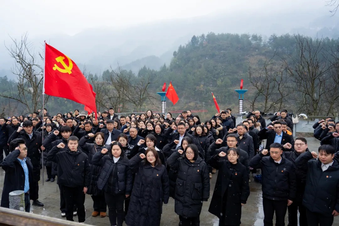 追寻革命足迹 传承红色精神丨mk体育(中国)官方网站全体党员赴黔东特区革命委员会旧址开展党性教育活动(图4) 追寻革命足迹 传承红色精神丨mk体育(中国)官方网站全体党员赴黔东特区革命委员会旧址开展党性教育活动(图4)