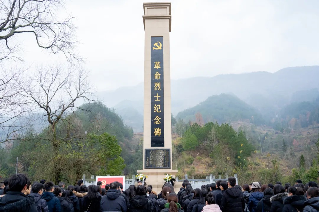 追寻革命足迹 传承红色精神丨mk体育(中国)官方网站全体党员赴黔东特区革命委员会旧址开展党性教育活动(图6) 追寻革命足迹 传承红色精神丨mk体育(中国)官方网站全体党员赴黔东特区革命委员会旧址开展党性教育活动(图6)