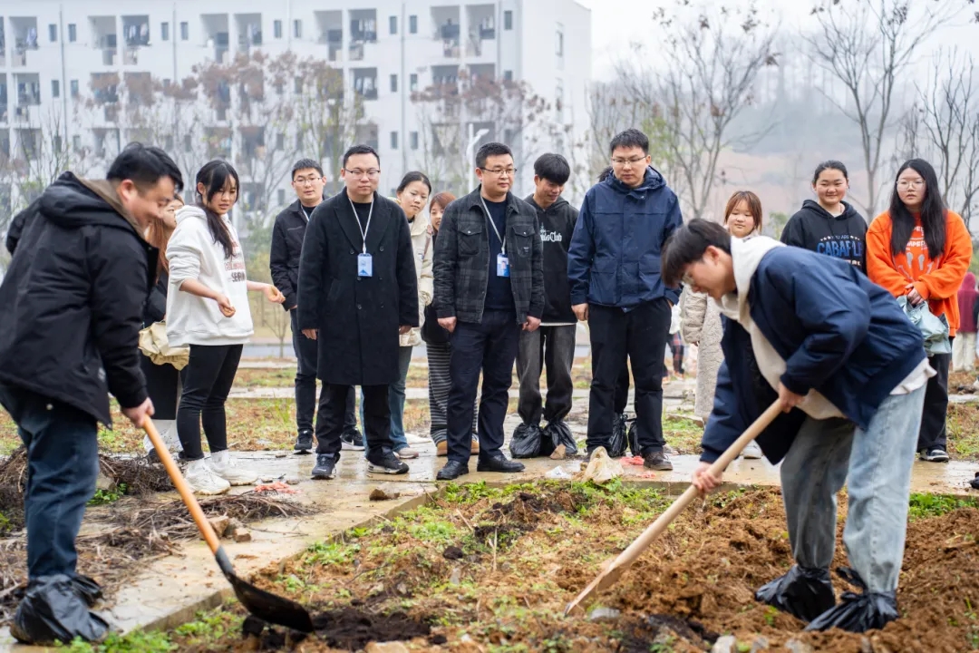 药学学子躬耕百草园 劳动教育浇灌“双苗”成长——我校药学院创新实践育人模式(图2)