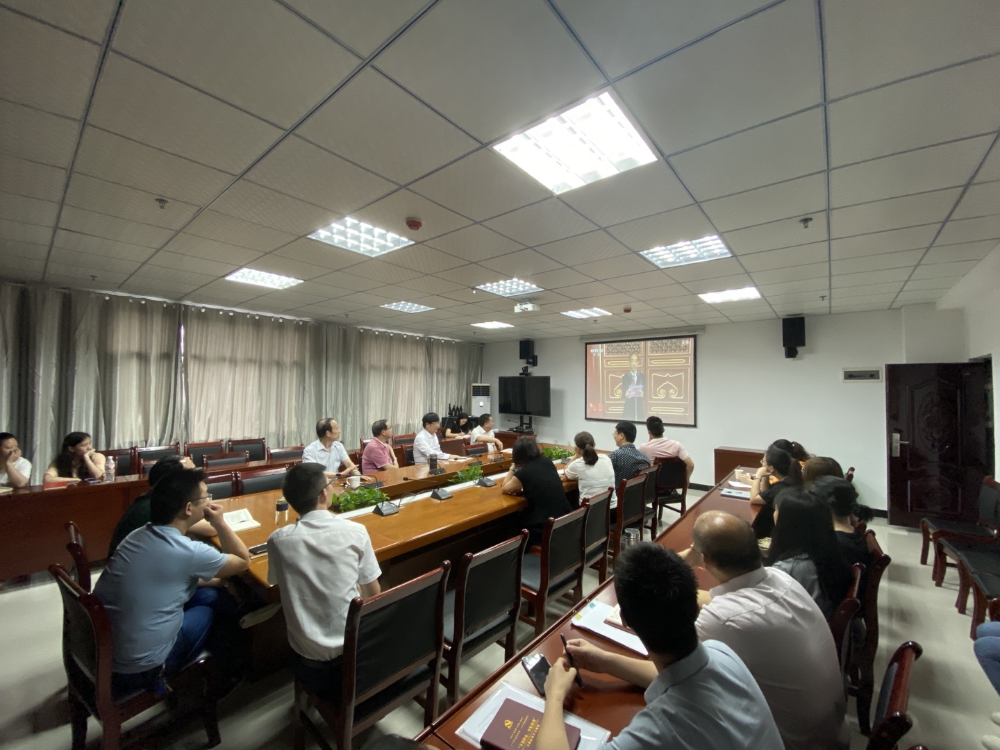 mk体育（中国）官方网站组织教职工收看并热议庆祝中国共产党成立100周年大会(图1)