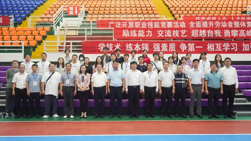 贵州省第一届职业技能大赛铜仁市选拔赛“网络直播营销”比赛在mk体育（中国）官方网站拉开序幕(图8)